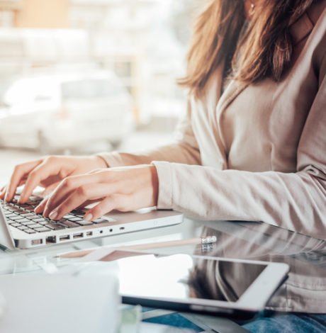 Une femme travaille sur un ordinateur portable